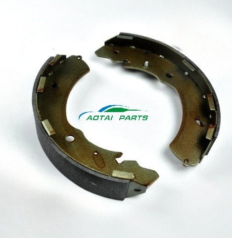 High quality semi-metallic non-asbestos drum brake pads brake shoe K6741/4600A106/122/8979478020/94726878 for Mitsubushi ISUZU